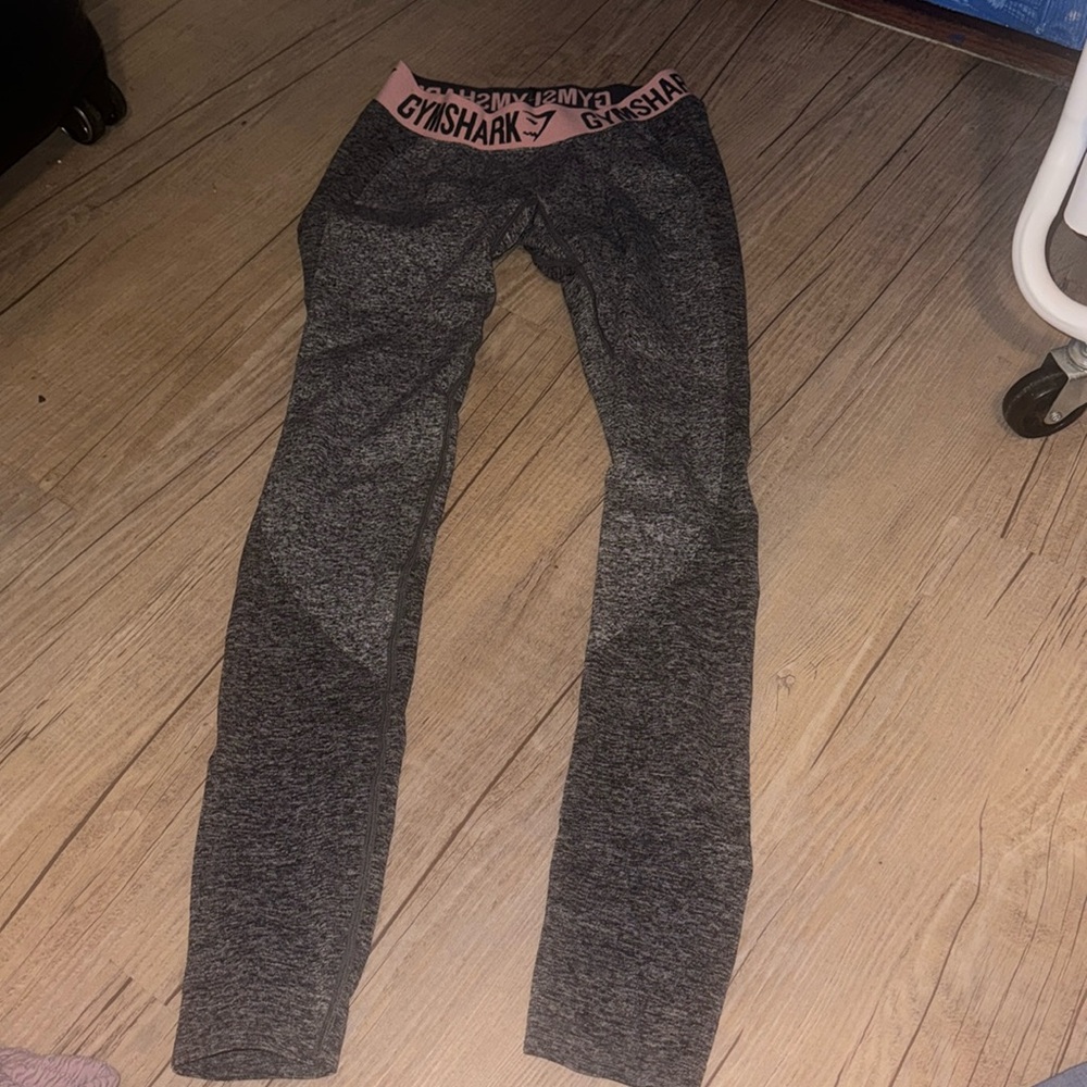 GYMSHARK GRAY leggings with pink band